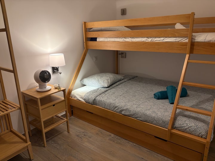 Spálňa s poschodovými posteľami (140 x 200 dole a 90 x 200 hore) a klimatizáciou 