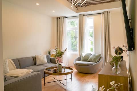 Top Airbnb: Modern 3BR Townhouse Mississauga w/ 1 Parking Spot in Central Erin Mills