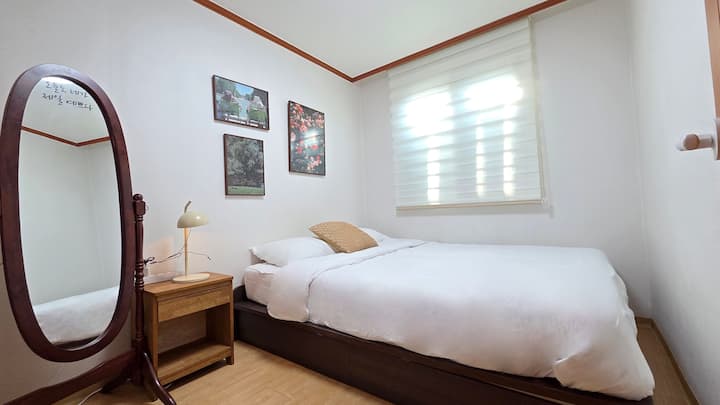 เป็นห้องนอนที่เป็นระเบียบและอบอุ่น
มีกระจกยาวเต็มตัวและแสงสว่าง ดังนั้นจึงเหมาะสำหรับการใช้เวลาของคุณเองในขณะเดินทาง

ห้องนอนที่สงบและอบอุ่น มีแสงสว่างนุ่มนวลและกระจกยาวเต็มตัว

ห้องนอนอบอุ่นและเป็นระเบียบพร้อมกระจกยาวเต็มตัวและแสงสว่างนุ่มนวลเหมาะสำหรับการพักผ่อนตามลำพัง