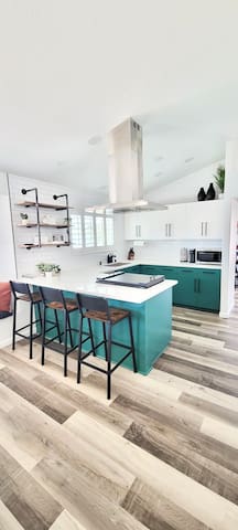 Insta-Worthy Oasis, Heated Pool, Strip View, BBall gallery image 5