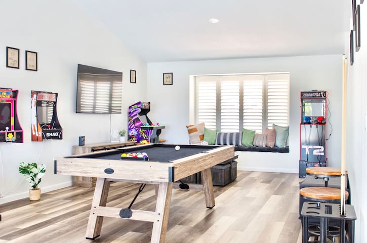 Insta-Worthy Oasis, Heated Pool, Strip View, BBall gallery image 4