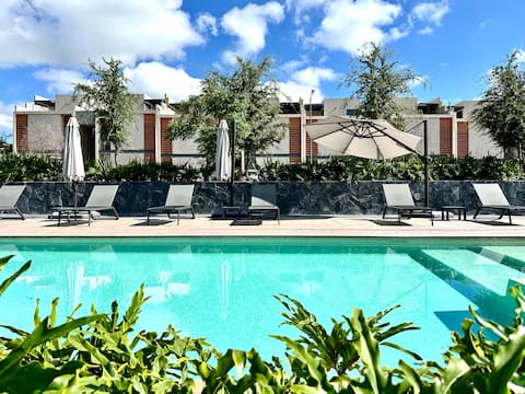 Depa en Zakia with pool