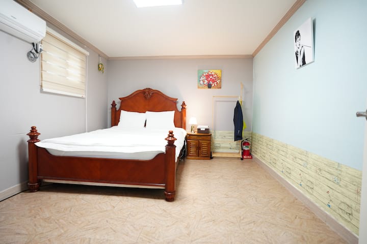 Dormitorio principal con cama tamaño king
Dormitorio principal con una cama tamaño king