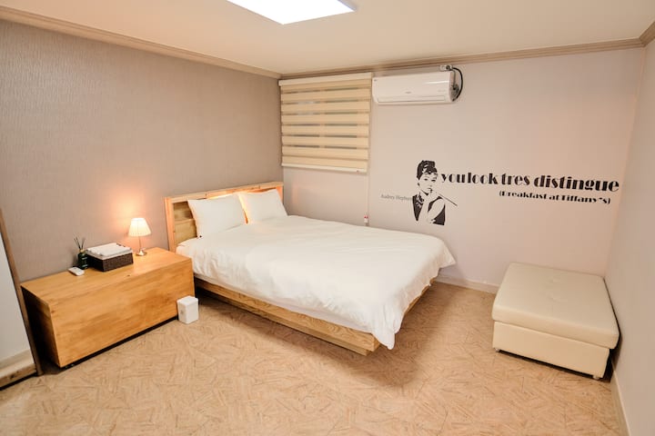 Cama tamaño queen, adecuada para parejas y familias
Dormitorio tamaño queen, ideal para parejas o familiares