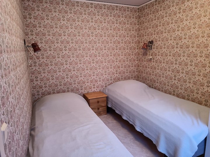 Die Betten sind bei deiner Ankunft frisch gemacht. Beide haben Memory-Schaum-Bettmatratzen, sodass du echte Erholung für den ganzen Körper bekommst.
Wir denken, dass Betten wichtig sind, wenn du nicht zu Hause schläfst. Ein entspannter Körper sorgt für einen großartigen Urlaub!