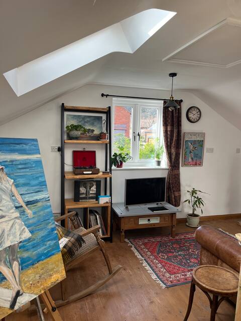 Top Airbnb: The Artist Loft - Quirky in Malvern Hills