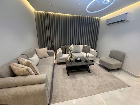 7 beds, entire apartment in Al Dhahirah neighborhood, 2 bedrooms, 1.8 k