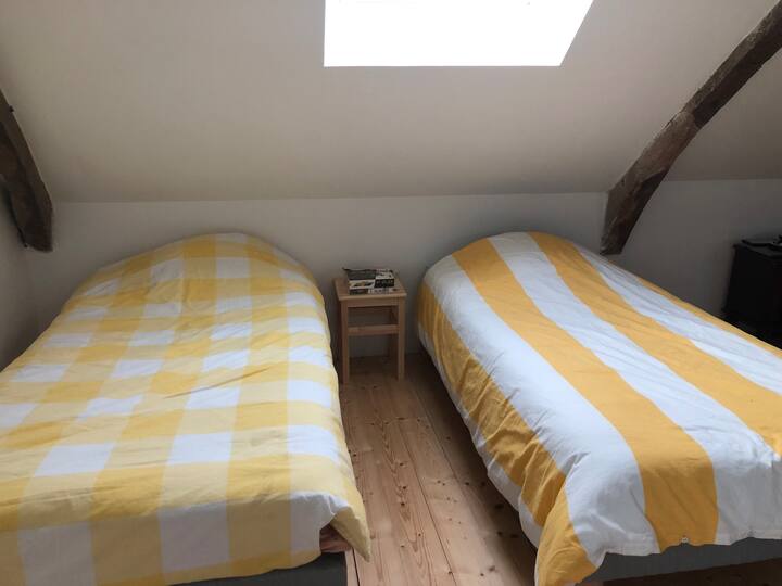 เตียงเดี่ยว 2 เตียง (ฟูกนอนใหม่และมีคุณภาพ)