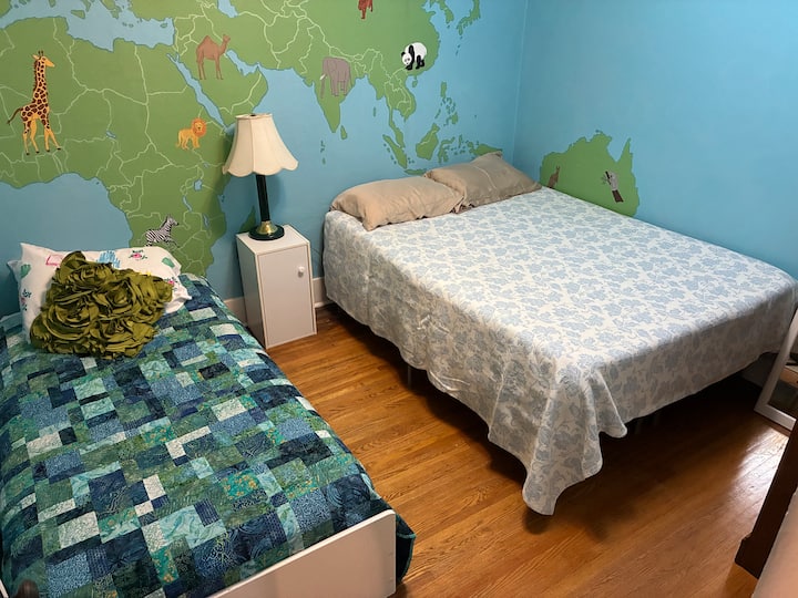 Një krevat dopio "queen" dhe një krevat dopio me një strukturë për fëmijë të vegjël që ndodhet në dhomën e tretë të gjumit 