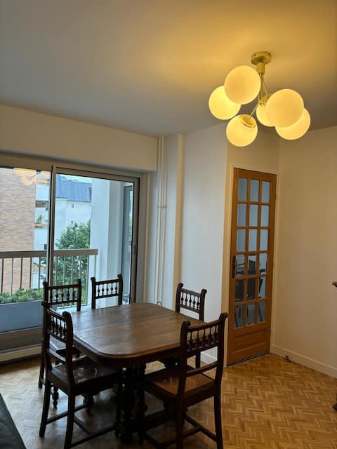 Top Airbnb: 100 sqm near Place des Vosges. 3BD 2.5 BTH Balcony in Paris 11e Arrondissement