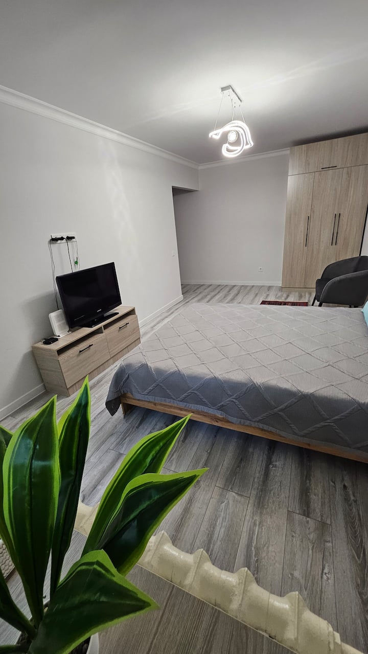 Manželská posteľ, veľkosť queen 160/200.