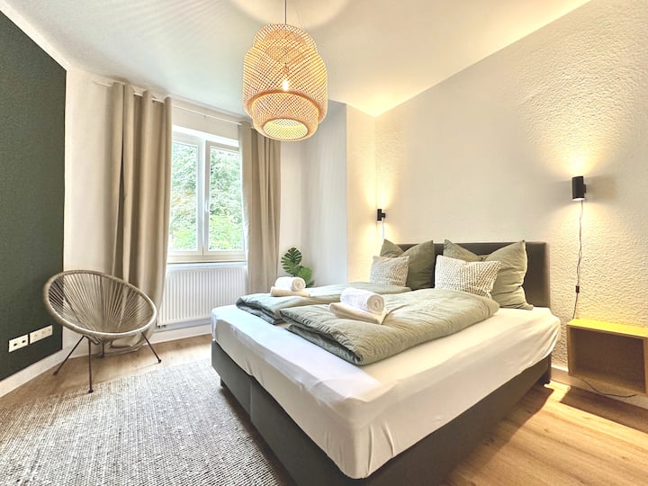 Gemütliches Queensize Boxspringbett 1,60 x 2,00m im grünen Schlafzimmer.