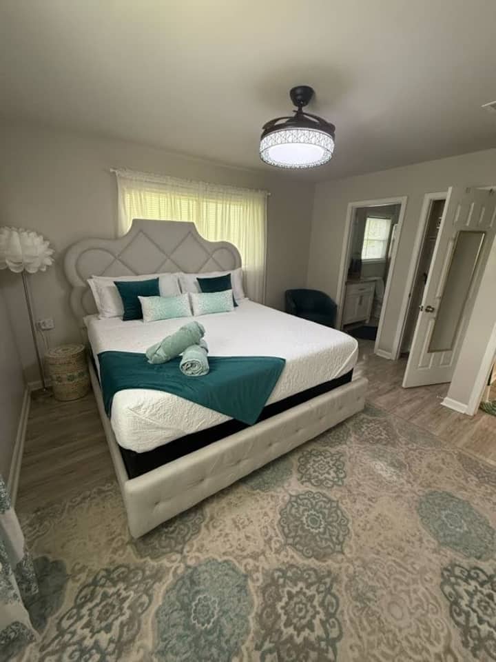 温馨的度假胜地，配有一张加大双人床、两个衣柜和一个行李架。 床边充电口可为设备供电，而独立卫生间内备有香皂、洗发水和护发素，让您轻松清新。