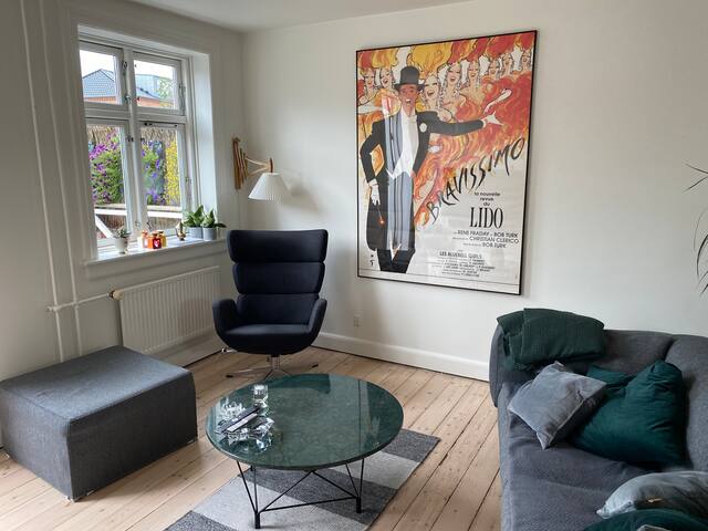 Villalejlighed med privat have nær strand og metro