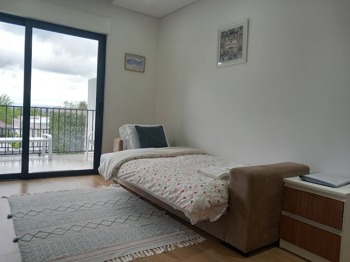 Თუ 5 სტუმარია, ან თუ კიბეზე ასვლას ვერ ახერხებთ, დივანი საწოლად გარდაიქმნება.