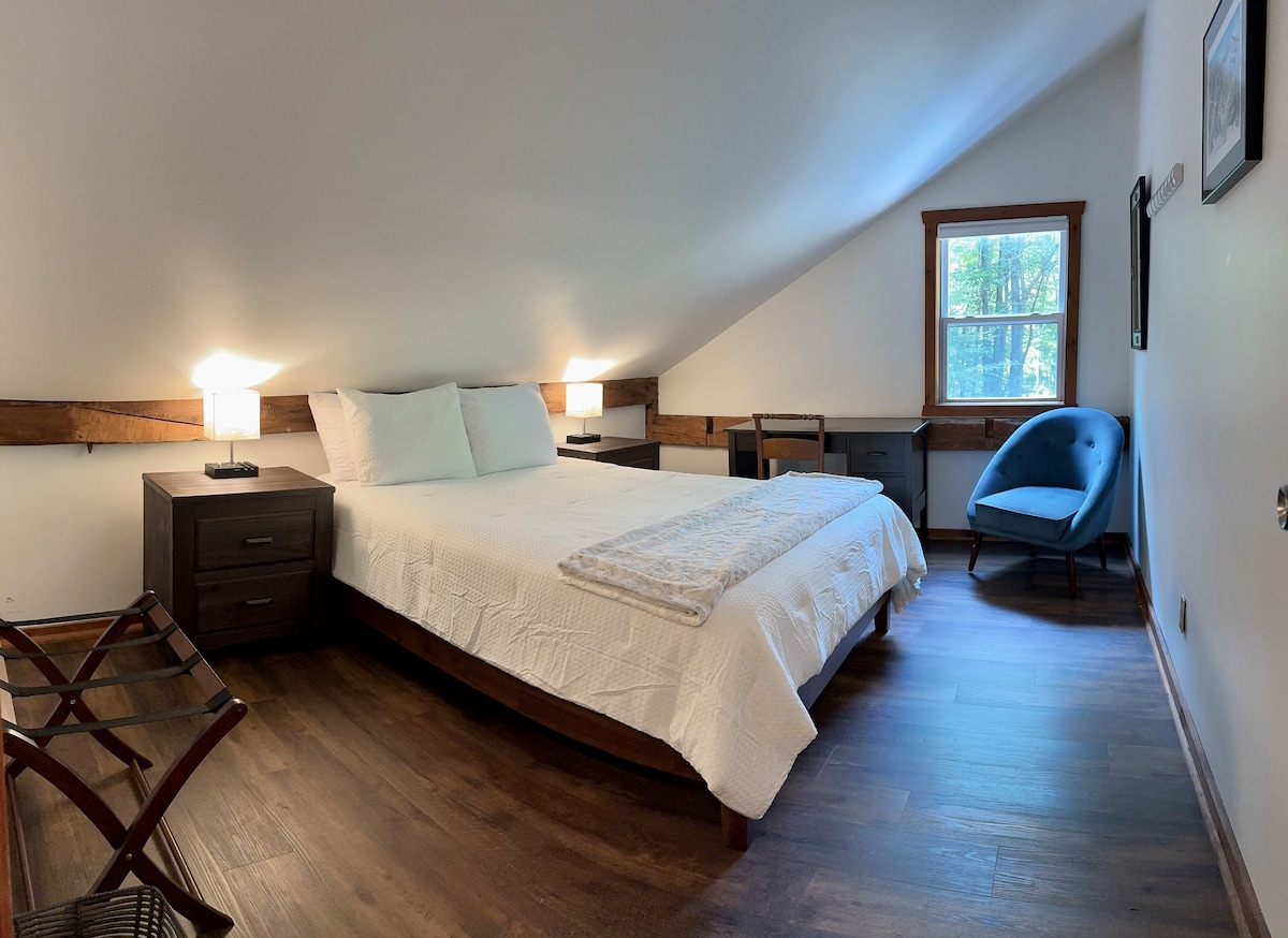 Chumba cha kulala chenye vioo 2 Chumba cha kulala cha 1, pamoja na kuongezwa kwa sehemu mahususi ya kufanyia kazi. 