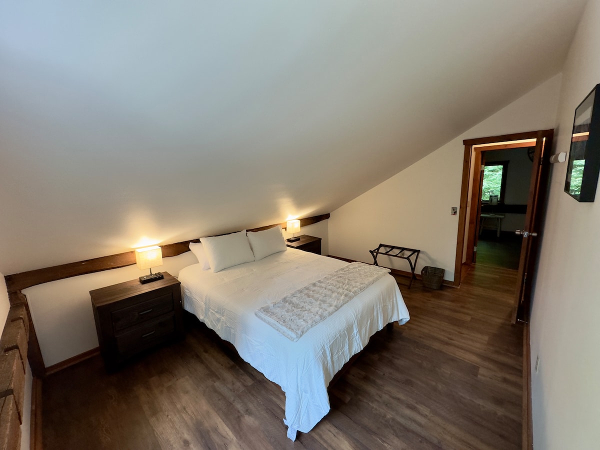 Chumba cha kwanza cha kulala kinajumuisha Godoro la Nectar lenye Tuzo la Amerika. 