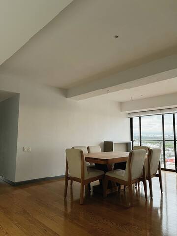 High-Rise Apartment With Beautiful City Views gallery image 4