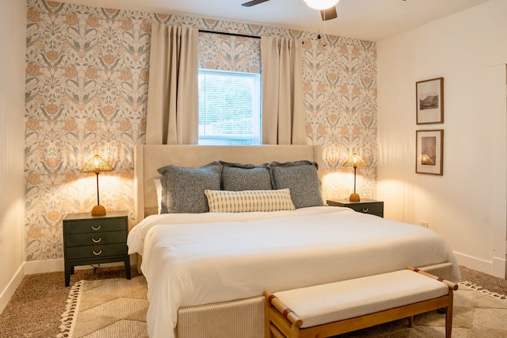 Ეს ახირებადი ოთახი გიწვევთ პლუშის საწოლით, 50"-იანი ტელევიზორით და უნიკალური მხატვრული აქცენტებით ყოველ ჯერზე 