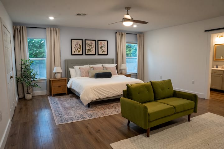 Დატკბით ამ ფართო საძინებლის სიმშვიდით ჩაშენებული საცხოვრებელი სივრცით, დიდი ზომის მეხსიერების საწოლით და 50" Roku ტელევიზორით! Ფანჯრის ჟალუზები და ფარდები კონფიდენციალურობისა და სინათლის რეგულირებადი დონის შექმნის საშუალებას იძლევა 