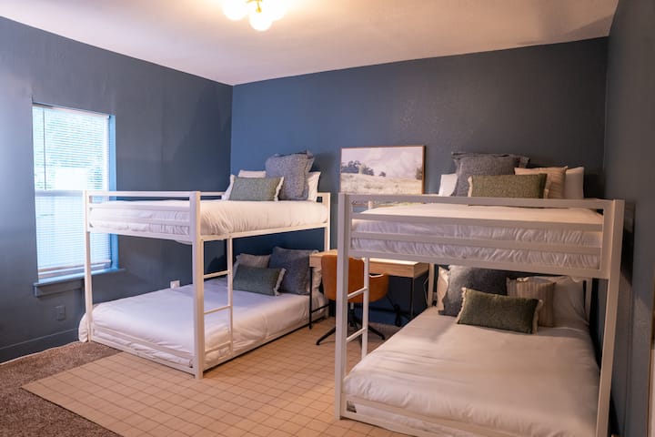 Ისიამოვნეთ სამუშაო სივრცით, 50"-იანი ტელევიზორით ფილმებისა და თამაშებისთვის, საბავშვო წიგნებითა და სათამაშოებით სავსე კარადით და 4 კომფორტული საწოლით ამ ორსართულიან ოთახში, რომელიც ბავშვებისა და ზრდასრულებისთვისაა განკუთვნილი!