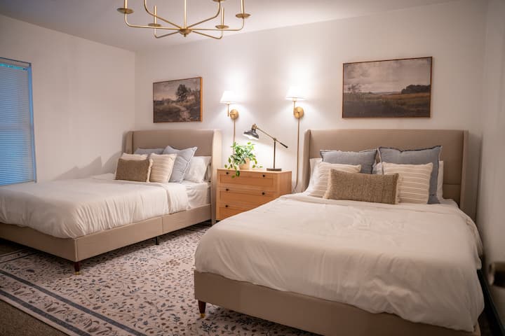 Ვაკოს სოფლად შთაგონებული ეს ოთახი გამოირჩევა:
- 2 პლუშის საწოლი Queen ‑ ისთვის მშვიდი ძილისთვის
- 50"-იანი ტელევიზორი
- ფართო გასასეირნებელი კარადა 
- სრული სხეულის სარკე 
- 2 კომოდი თქვენი შენახვის ყველა საჭიროების დასაკმაყოფილებლად 