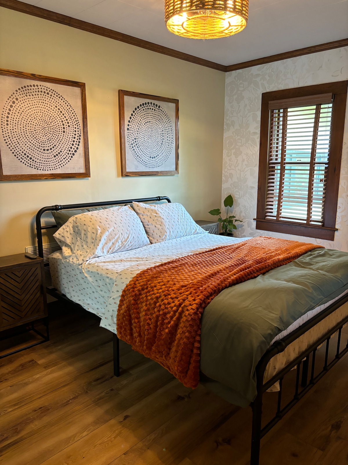 Спалня на първия етаж до всекидневната. 