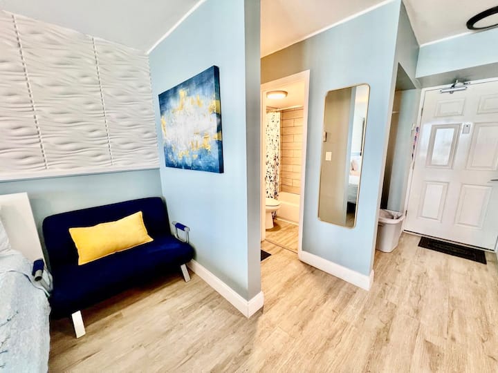 Free Night! Oasis Oceanfront Balcony Parking Wifi - Daytona Beach Shores, FL