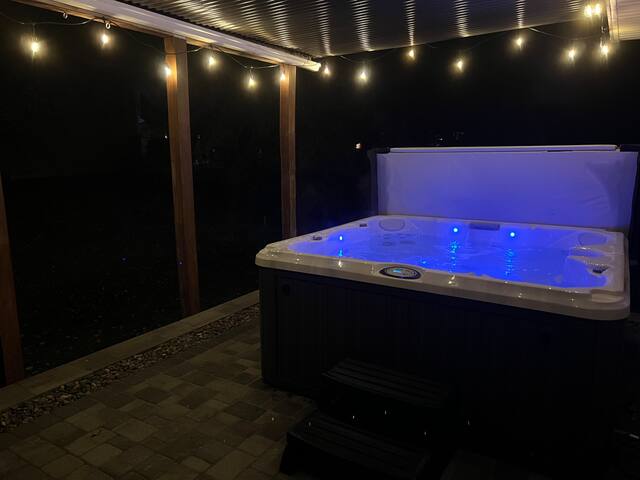 Open Concept | Hot Tub | Ping Pong gallery image 4
