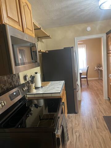 Just like home 4 bedroom, 6 bed located Downtown gallery image 3