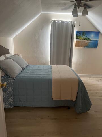 Just like home 4 bedroom, 6 bed located Downtown