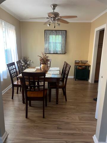 Just like home 4 bedroom, 6 bed located Downtown gallery image 2