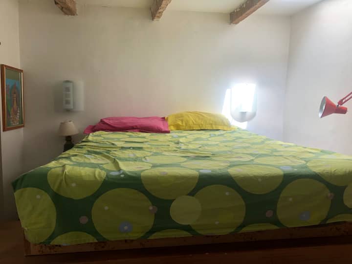 Posteľ 140/190 je umiestnená na vysokom nábytku a je prístupná s trezorom, ktorý slúži ako schod. Knižnica a miesto, kde ukladám svoje vlastné veci medzi vešiakom na oblečenie a policami.
