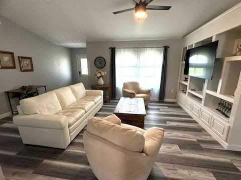 Top performing Airbnb: Canal View Retreat, 3 Bed 2 Bath, Heated Pool in Rotonda