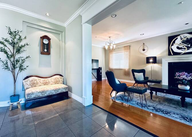 Spacious 5BR 3.5BA | 10mins to DT | Parking+Pet gallery image 2