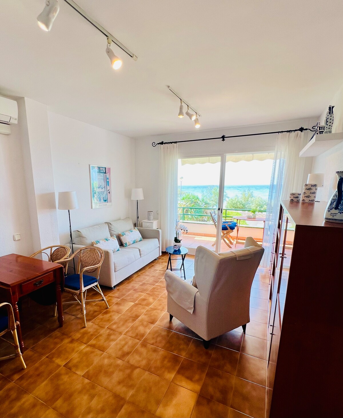 Successful Airbnb property: Beachfront apartment 2 bed, Pool in Sitges