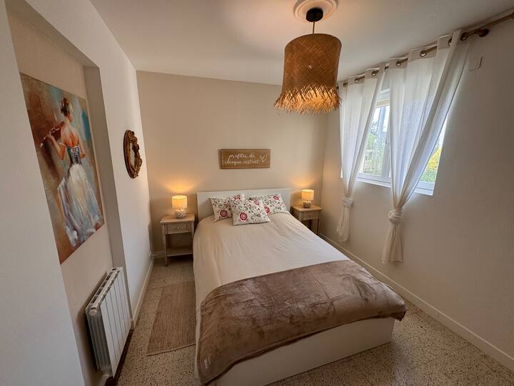 Спална соба на приземје со бања