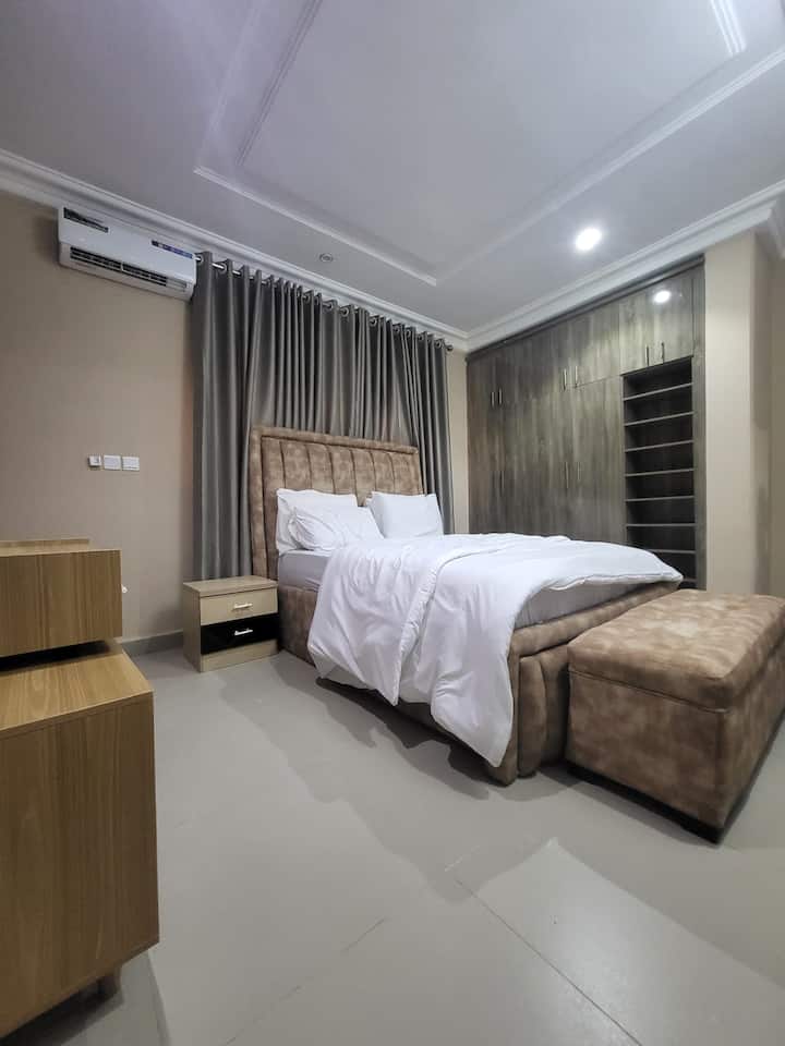 Veliki bračni krevet i visokokvalitetni madrac i jastuci koji će vam omogućiti da se dobro naspavate 