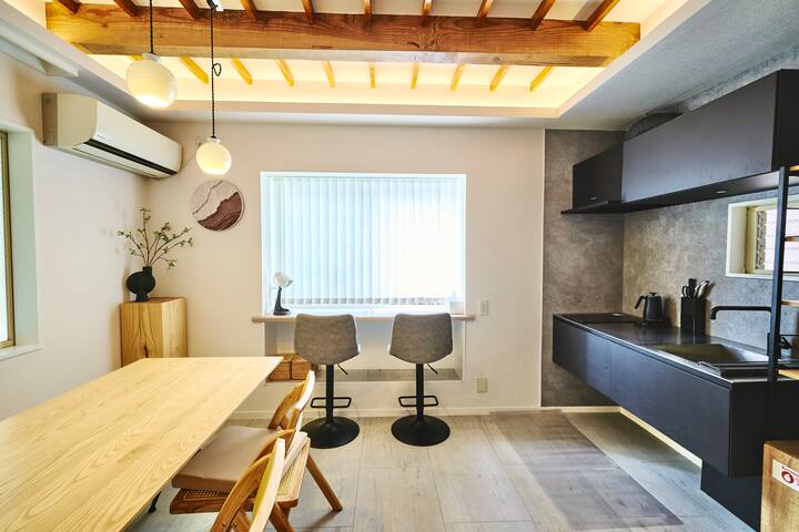 駅徒歩2分、新宿電車4分、寝室4室、リビングルーム1室、シャワー2室、お子様向けボルダリング gallery image 3