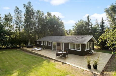 Cottage in quiet surroundings, close to activities