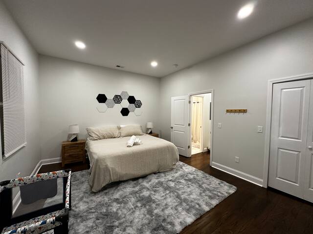 BEST ROOF TOP ViEW! NYC in 20, 3 King bed, Parking gallery image 5