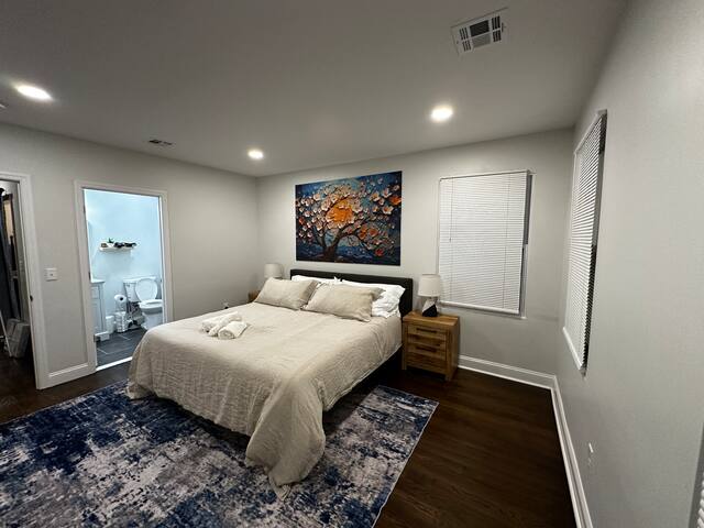 BEST ROOF TOP ViEW! NYC in 20, 3 King bed, Parking gallery image 3