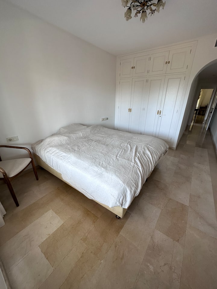 Prostrana spavaća soba s bračnim krevetom i ugradbenim ormarom s vlastitom kupaonicom 