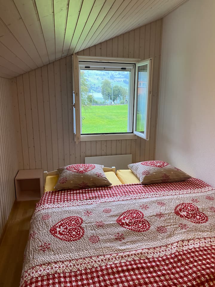 Manželská posteľ 200 x 180 cm s 2 samostatnými matracmi.