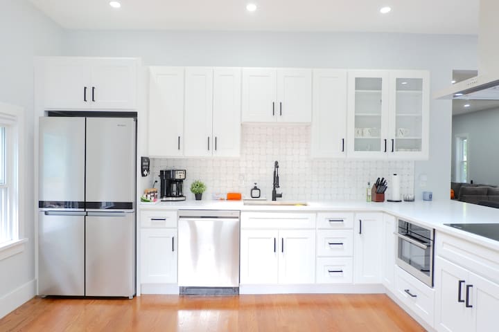 Modern 5BR | Near Subway & Downtown | Free Parking