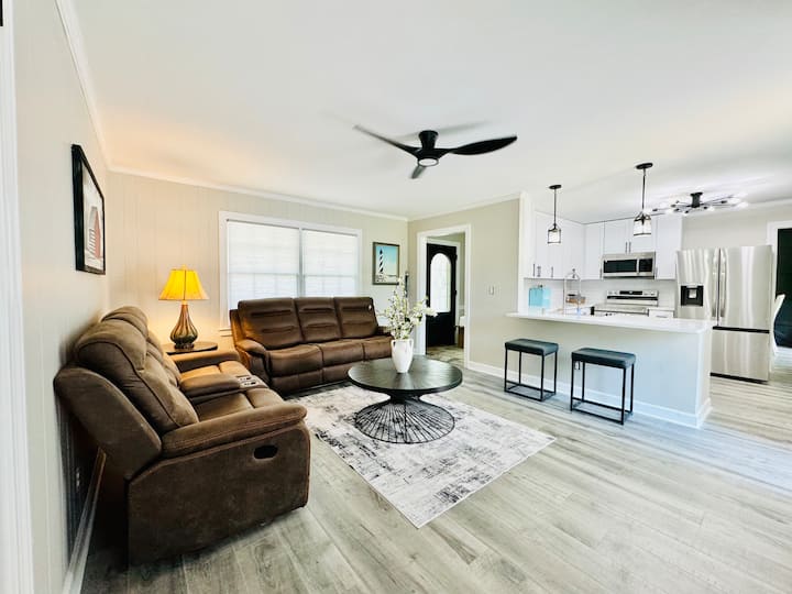 Contemporary Farmhouse, 5br/3bth - Wilmington, NC