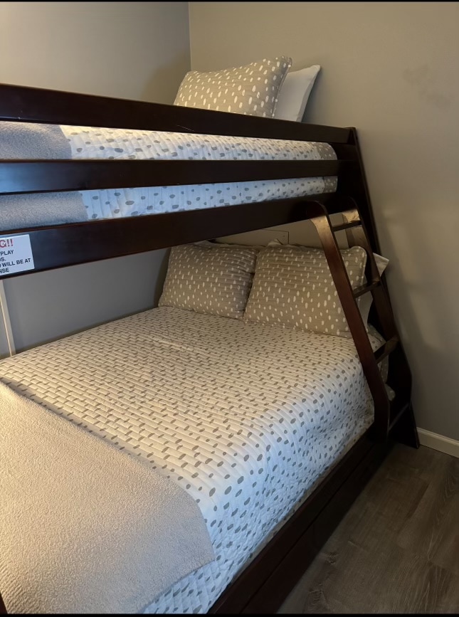 Chumba cha kulala cha Mgeni-utapata Kitanda cha Ukubwa Mbili w/Pacha kwenye seti ya juu ya Kitanda cha Bunk. Pia Kitanda Kipya cha Ukubwa wa Mapacha kimefungwa vizuri kwenye Kabati la Wageni ikiwa inahitajika. Televisheni kubwa ya Mlima wa Ukuta 32"na Roku Remote. * Mapazia ya giza ya Chumba * Rangi safi *  