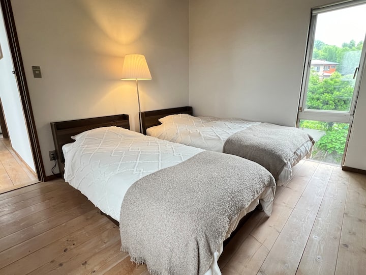 Chambre avec un lit simple et un lit semi-double