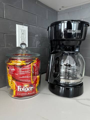 Hollywood Universal Studios Gem! + 2 Car Garage gallery image 4