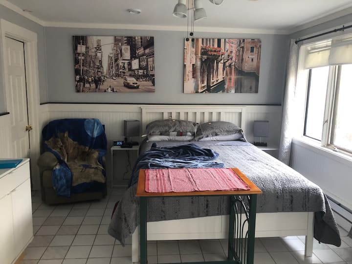 Queensize-seng med ekstra tyk madras. Bord til spisning eller brætspil. 